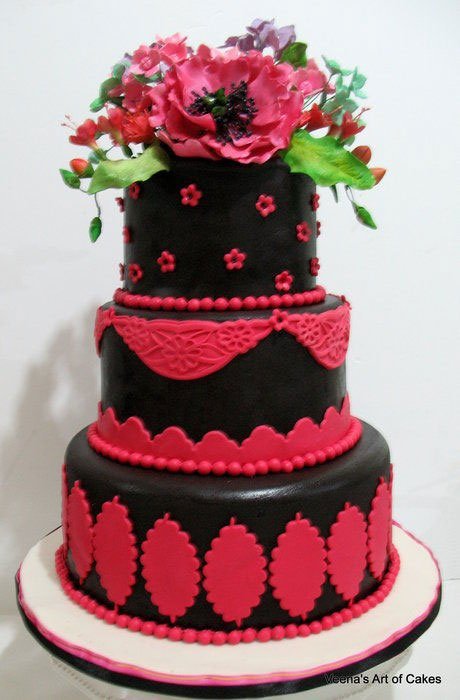 gateau de mariage a etage noir et fuschia